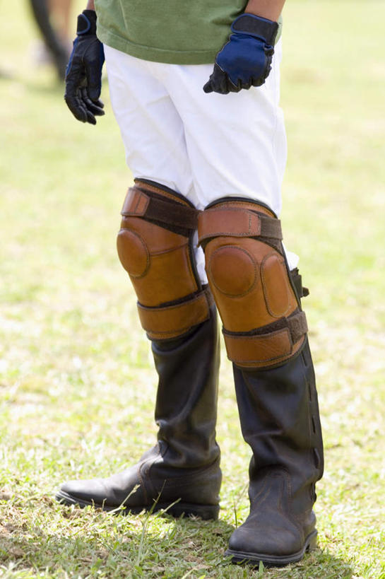 西方人,儿童,腿部,腿,一个人,站,竖图,室外,白天,正面,纯洁,安全,草地,草坪,植物,鞋子,欧洲,欧洲人,仅一个男性,仅一个人,阴影,服装,光线,影子,防护,休闲装,靴子,草,小孩,衣服,绿色,阳光,手套,站着,仅一个小孩,休闲,休闲服,护膝,可爱,童年,童趣,服饰,保护,牛仔靴,保险,童真,烂漫,无邪,保全,周全,安稳,安定,防护手套,平安,天真,男孩,男人,男性,白种人,孩子,站立,半身,彩图,男生