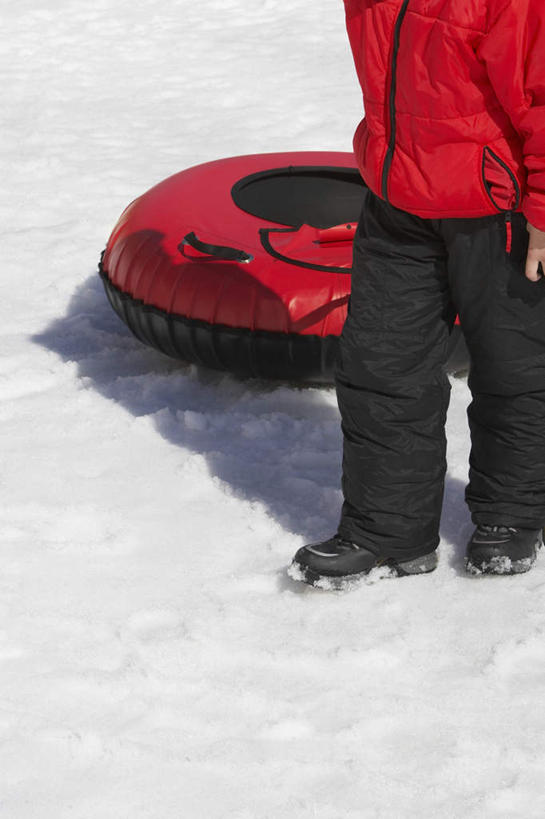 西方人,一个人,站,竖图,室外,白天,正面,雪,大雪,欧洲,欧洲人,仅一个男性,仅一个人,仅一个中年男性,握,阴影,服装,裤子,光线,影子,积雪,雪景,冬季,冬天,拿,拿着,休闲装,衣服,红色,黑色,阳光,轮胎,站着,休闲,休闲服,橡胶,寒冷,握着,服饰,橡胶制品,车胎,严寒,男人,男性,中年男性,白种人,站立,半身,彩图,里胎,内胎