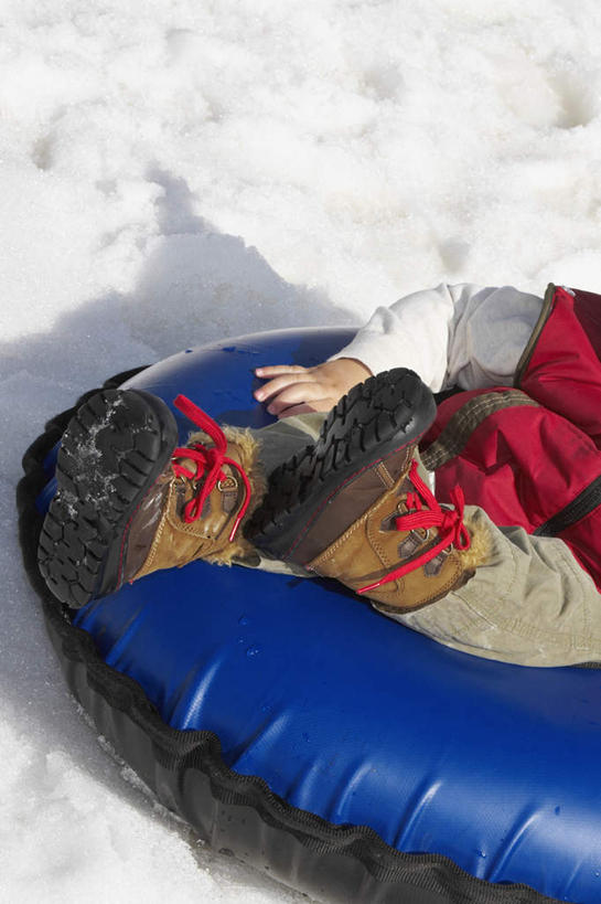 西方人,儿童,一个人,坐,竖图,俯视,室外,白天,纯洁,雪,大雪,欧洲,欧洲人,仅一个男性,仅一个人,阴影,服装,光线,影子,积雪,雪景,冬季,冬天,休闲装,小孩,衣服,蓝色,黑色,阳光,轮胎,仅一个小孩,休闲,休闲服,橡胶,寒冷,可爱,童年,童趣,服饰,童真,橡胶制品,烂漫,无邪,车胎,严寒,天真,男孩,男人,男性,白种人,孩子,坐着,半身,彩图,高角度拍摄,里胎,内胎,男生