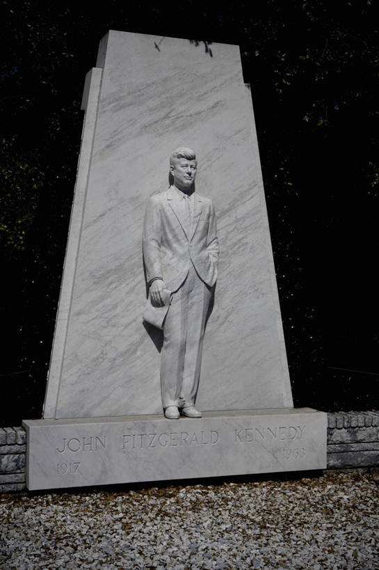 西方人,一个人,无人,站,竖图,室外,白天,正面,旅游,度假,标志建筑,城市,地标,建筑,雕塑,欧洲,美国,欧洲人,仅一个男性,仅一个人,仅一个中年男性,服装,艺术,装饰,雕刻,雕像,娱乐,建设,石雕,衣服,工艺品,站着,享受,休闲,旅游胜地,放松,服饰,纪念,美术,北美,北美洲,衣着,穿着,主题,美洲,陈列,佛罗里达,佛罗里达州,佛州,阳光州,一尊,功能,美学,北亚美利加洲,亚美利加洲,坦帕市,天柏,衣饰,男人,男性,中年男性,白种人,站立,彩图,全身,坦帕