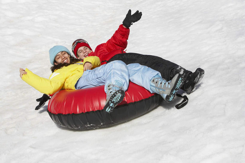 西方人,儿童,两个人,伙伴,朋友,躺,笑,微笑,露齿笑,横图,俯视,室外,白天,友谊,纯洁,雪,大雪,帽子,欧洲,欧洲人,服装,裤子,积雪,雪景,冬季,冬天,注视,牛仔裤,休闲装,一个,小孩,衣服,黄色,红色,黑色,轮胎,观察,看,休闲,休闲服,橡胶,寒冷,可爱,童年,童趣,服饰,单个,观看,察看,关注,童真,橡胶制品,烂漫,无邪,车胎,棉帽,严寒,卧着,天真,友情,男孩,男人,男性,女孩,女人,女性,白种人,躺着,卧,彩图,高角度拍摄,全身,里胎,内胎,男生,女生