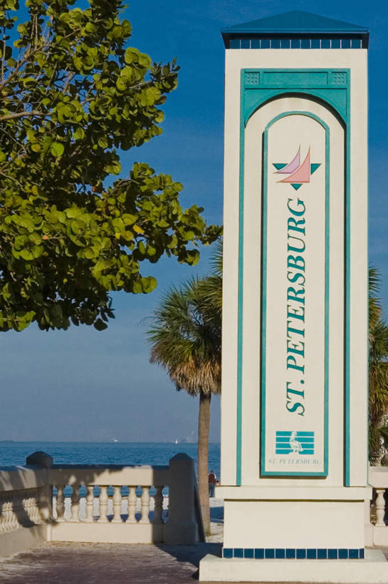 无人,栏杆,竖图,室外,白天,正面,度假,美景,植物,城市风光,城市,美国,阴影,光线,英文,标志,文字,影子,字符,字母,景观,围栏,娱乐,标识,护栏,树,树木,蓝色,绿色,蓝天,天空,阳光,自然,天,享受,休闲,景色,放松,生长,晴朗,成长,英文字母,北美,北美洲,美洲,佛罗里达,佛罗里达州,佛州,阳光州,万里无云,圣彼得堡,北亚美利加洲,亚美利加洲,晴空,晴空万里,彩图,圣彼得斯堡