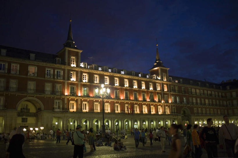 西方人,家,走,横图,室外,夜晚,正面,度假,美景,窗户,城市风光,城市,路灯,照明,西班牙,欧洲,欧洲人,行人,游客,游人,阴影,服装,光线,影子,房屋,墙,屋子,景观,公寓,灯光,首都,许多人,娱乐,洋房,楼房,马约尔广场,路人,旅客,玻璃窗,墙壁,墙面,住宅,灯,衣服,一群人,享受,休闲,马德里,景色,放松,服饰,照亮,衣着,照明设备,穿着,南欧,西班牙王国,马德里自治区,衣饰,过客,男人,男性,年轻男性,年轻女性,女人,女性,白种人,步行,散步,走路,半身,彩图,房子