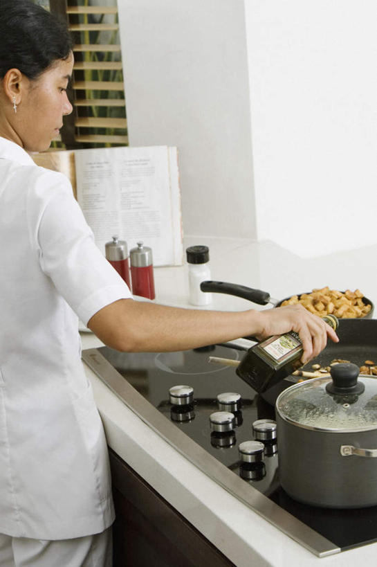 西方人,一个人,站,竖图,室内,白天,正面,烹饪,餐桌,厨房,桌子,厨具,金属制品,欧洲,欧洲人,仅一个年轻女性,仅一个女性,仅一个人,握,服装,金属,锅子,墙,调料,盐,调味品,拿,调味料,拿着,注视,锅,食盐,墙壁,墙面,衣服,白色,观察,看,站着,握着,服饰,餐台,锅具,观看,灶具,察看,女仆,衣着,穿着,关注,燃气灶,烹饪用具,婢女,女婢,女侍,衣饰,燃气具,年轻女性,女人,女性,白种人,烹调用具,烹调,站立,半身,彩图,灶间