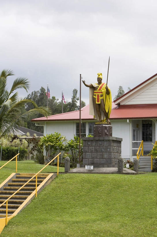 西方人,一个人,无人,站,竖图,室外,白天,正面,旅游,度假,草地,草坪,岛屿,植物,标志建筑,地标,建筑,棕榈树,叶子,雕塑,夏威夷,欧洲,美国,欧洲人,仅一个男性,仅一个人,仅一个中年男性,握,艺术,装饰,雕刻,雕像,云,云朵,绿叶,拿,云彩,拿着,娱乐,建设,草,树,树木,绿色,白云,自然,工艺品,站着,享受,休闲,嫩叶,旅游胜地,放松,握着,生长,成长,纪念,美术,北美,北美洲,国王,主题,美洲,陈列,棕榈叶,一尊,夏威夷岛,夏威夷州,爱洛哈之州,卡美哈美哈国王,功能,美学,北亚美利加洲,亚美利加洲,大岛,男人,男性,中年男性,白种人,叶,叶片,列岛,群岛,诸岛,站立,彩图,全身,卡米哈米哈大帝,卡米哈米哈一世