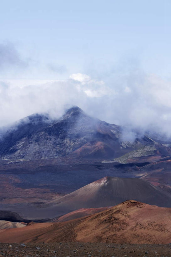 无人,公园,竖图,俯视,室外,白天,旅游,度假,岛屿,石头,美景,山,山脉,夏威夷,美国,阴影,光线,石子,影子,景观,山顶,山峰,云,云朵,山峦,云彩,娱乐,蓝色,白云,蓝天,天空,阳光,自然,群山,天,享受,休闲,景色,放松,晴朗,北美,北美洲,国家公园,自然风光,美洲,夏威夷州,爱洛哈之州,北亚美利加洲,亚美利加洲,颠峰,极峰,哈雷阿卡拉国家公园,列岛,群岛,石块,岩石,诸岛,晴空,彩图,高角度拍摄,毛伊岛,茂伊岛,茂宜岛,山谷之岛