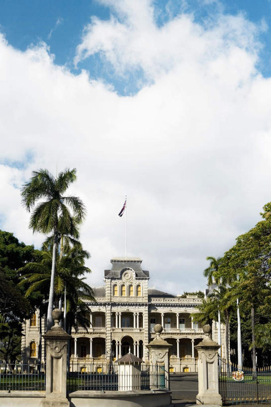 无人,宫殿,竖图,室外,白天,仰视,旅游,度假,岛屿,名胜古迹,植物,标志建筑,城市,地标,建筑,棕榈树,旗帜,国旗,叶子,夏威夷,美国,吊挂,悬挂,阴影,遗迹,飘扬,光线,影子,云,云朵,绿叶,挂,云彩,古迹,文物,娱乐,建设,古建筑,星条旗,树,树木,蓝色,绿色,白云,蓝天,天空,阳光,自然,天,享受,休闲,嫩叶,旅游胜地,放松,美国国旗,生长,晴朗,成长,飘逸,北美,北美洲,飞扬,美洲,古文明,棕榈叶,瓦胡岛,欧胡岛,火奴鲁鲁,首府,欧湖岛,夏威夷州,爱洛哈之州,北亚美利加洲,亚美利加洲,聚集之岛,檀香山市,叶,叶片,旗,列岛,群岛,诸岛,晴空,彩图,低角度拍摄,皇宫,美利坚合众国国旗,伊奥拉尼宫,檀香山