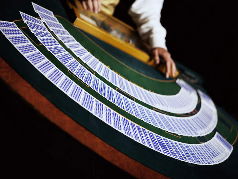 西方人,一个人,站,横图,俯视,室内,白天,西装,游戏,赌博,贪欲,竞争,桌面,桌子,扑克牌,纸牌,玩具,扑克,欧洲,欧洲人,仅一个男性,仅一个人,弯腰,握,阴影,套装,正装,环绕,围绕,反射,木制,影子,拿,玩,环抱,拿着,职业装,娱乐,刺激,仅一个年轻男性,木制品,站着,休闲,握着,活动,发泄,消遣,智力,赌具,21点,黑杰克,投机,侥幸,欲望,宣泄,弯身,萦绕,男人,男性,年轻男性,白种人,玩耍,嬉戏,站立,半身,彩图,高角度拍摄,二十一点,胜负,输赢