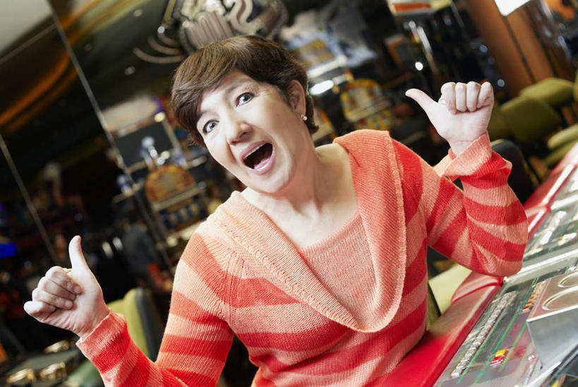 西方人,一个人,坐,笑,微笑,露齿笑,横图,室内,白天,正面,游戏,赌博,贪欲,智慧,竞争,欧洲,欧洲人,仅一个女性,仅一个人,阴影,突出,服装,朦胧,模糊,反射,影子,玩,注视,休闲装,娱乐,称赞,表扬,刺激,衣服,观察,看,手势,仅一个中年女性,休闲,休闲服,竖,赌场,服饰,观看,活动,翘,高,察看,夸奖,优秀,发泄,关注,消遣,智力,赌博机,赌具,老虎机,博彩,好,妙,顺利,出色,超群,杰出,卓越,奇妙,投机,侥幸,欲望,宣泄,柏青嫂,聪明,女人,女性,中年女性,白种人,大拇指,玩耍,嬉戏,坐着,半身,彩图,胜负,输赢,娱乐场