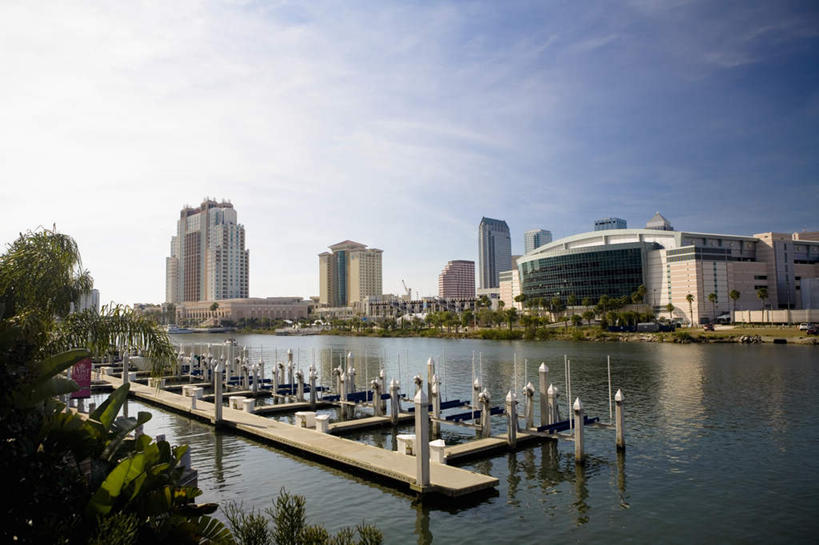 无人,高楼大厦,码头,横图,室外,白天,正面,度假,河流,美景,水,植物,城市风光,城市,大厦,港口,建筑,路灯,摩天大楼,照明,美国,河水,景观,水流,云,云朵,灯光,云彩,娱乐,灯,树,树木,蓝色,绿色,白云,蓝天,天空,自然,天,享受,休闲,景色,放松,生长,晴朗,成长,照亮,北美,北美洲,照明设备,美洲,佛罗里达,佛罗里达州,佛州,阳光州,北亚美利加洲,亚美利加洲,坦帕市,天柏,晴空,彩图,摆渡口,埠头,大楼,渡口,渡头,港湾,高层建筑,高楼,海港,货运码头,口岸,摩天楼,商港,坦帕