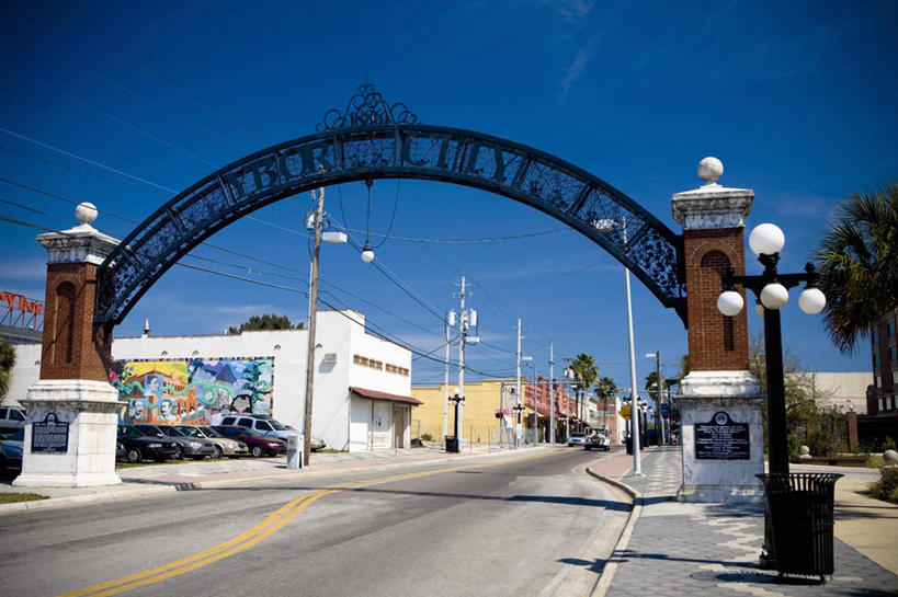 无人,家,横图,室外,白天,仰视,度假,美景,植物,城市风光,城市,道路,路,路灯,公路,照明,美国,房屋,屋子,景观,云,云朵,公寓,拱门,灯光,分界线,停车线,交通,云彩,娱乐,洋房,楼房,住宅,灯,树,树木,蓝色,绿色,白云,蓝天,天空,自然,天,享受,休闲,景色,放松,生长,晴朗,成长,车行道,车行道分界线,照亮,北美,北美洲,照明设备,标线,美洲,佛罗里达,车行线,佛罗里达州,佛州,阳光州,北亚美利加洲,亚美利加洲,坦帕市,天柏,晴空,马路,彩图,低角度拍摄,房子,坦帕