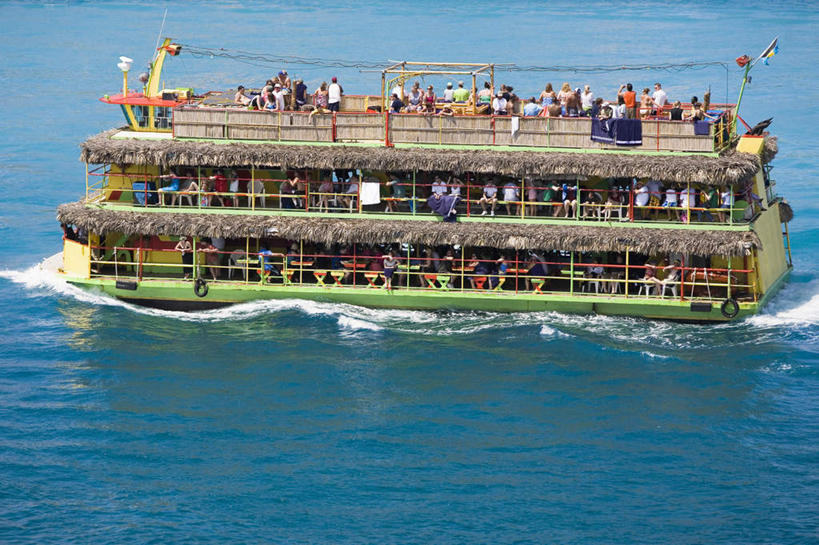 西方人,站,横图,俯视,室内,白天,海浪,海洋,轮船,船,欧洲,巴哈马,欧洲人,一艘,行人,游客,游人,波纹,飞溅,服装,溅,液体,浪花,水滴,首都,许多人,注视,休闲装,路人,旅客,水珠,衣服,水纹,海水,船尾波,交通工具,波浪,观察,看,站着,一群人,休闲,休闲服,服饰,观看,察看,北美,北美洲,关注,喷洒,载具,美洲,海景,北亚美利加洲,亚美利加洲,过客,巴哈马联邦,男人,男性,年轻男性,年轻女性,女人,女性,白种人,大海,风浪,海,海水的波动,近岸浪,涌浪,站立,彩图,高角度拍摄,全身,拿骚