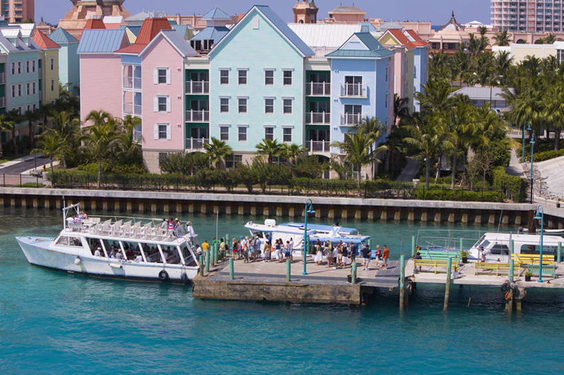 西方人,家,码头,走,横图,俯视,室外,白天,度假,海浪,海洋,美景,植物,城市风光,城市,港口,船,棕榈树,叶子,欧洲,巴哈马,欧洲人,行人,游客,游人,服装,房屋,屋子,景观,浪花,公寓,绿叶,首都,许多人,注视,休闲装,娱乐,洋房,楼房,游轮,路人,旅客,住宅,游船,树,树木,衣服,绿色,自然,海水,交通工具,观察,看,一群人,享受,休闲,休闲服,嫩叶,景色,放松,服饰,生长,成长,观看,察看,北美,北美洲,关注,载具,美洲,海景,棕榈叶,天堂岛,北亚美利加洲,亚美利加洲,旅游船,过客,巴哈马联邦,男人,男性,年轻男性,年轻女性,女人,女性,白种人,叶,叶片,大海,风浪,海,海水的波动,近岸浪,涌浪,步行,散步,走路,彩图,高角度拍摄,全身,房子,摆渡口,埠头,渡口,渡头,港湾,海港,货运码头,口岸,商港,拿骚