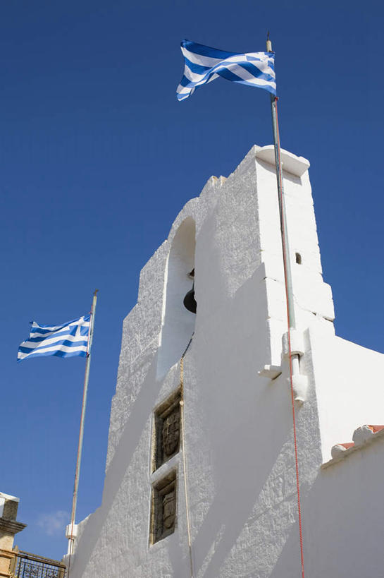 无人,竖图,室外,白天,仰视,旅游,度假,名胜古迹,标志建筑,地标,建筑,旗帜,国旗,希腊,欧洲,阴影,遗迹,飘扬,时间,光线,时钟,影子,钟楼,计时,古迹,文物,娱乐,建设,古建筑,祈愿,蓝色,蓝天,天空,阳光,钟表,天,享受,休闲,表,旅游胜地,放松,晴朗,飘逸,祈求,信号,飞扬,报时,古文明,多德卡尼斯群岛,希腊共和国,万里无云,罗德岛,召集,塔钟,鸣钟,旗,钟,晴空,晴空万里,彩图,低角度拍摄