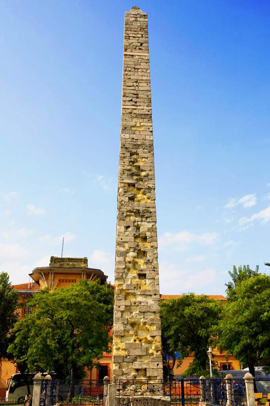 无人,家,竖图,室外,白天,仰视,旅游,度假,名胜古迹,植物,标志建筑,地标,建筑,土耳其,亚洲,阴影,遗迹,光线,影子,房屋,屋子,云,云朵,公寓,首都,云彩,古迹,文物,娱乐,建设,古建筑,洋房,楼房,住宅,树,树木,蓝色,绿色,白云,蓝天,天空,阳光,自然,天,享受,休闲,旅游胜地,放松,生长,晴朗,成长,方尖碑,西亚,古文明,伊斯坦布尔,晴空,彩图,低角度拍摄,房子,土耳其共和国