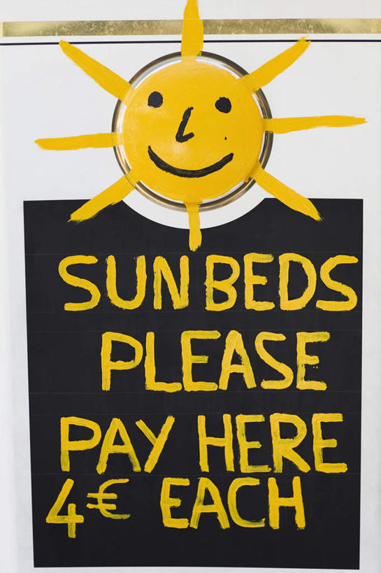 无人,竖图,室外,特写,白天,正面,度假,美景,太阳,城市风光,城市,指示牌,希腊,欧洲,英文,标志,文字,字符,字母,墙,景观,娱乐,标识,墙壁,墙面,白色,享受,休闲,笑容,景色,放松,英文字母,笑脸,希腊共和国,笑貌,彩图