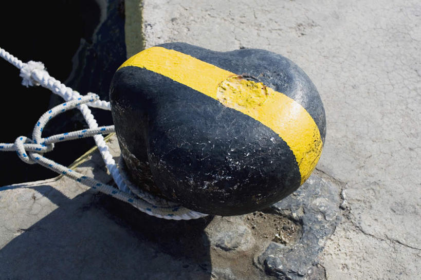 无人,码头,横图,俯视,室外,特写,白天,港口,静物,阴影,光线,影子,柱子,阳光,缆绳,系船柱,缆绳桩,缆绳柱,系缆桩,彩图,高角度拍摄,摆渡口,埠头,渡口,渡头,港湾,海港,货运码头,口岸,商港