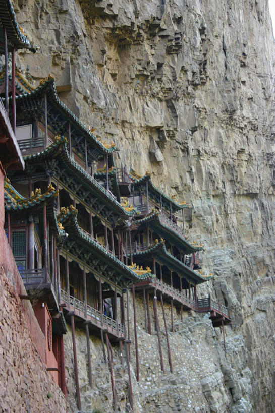 无人,竖图,室外,白天,仰视,旅游,度假,石头,名胜古迹,山,山脉,标志建筑,地标,建筑,大同,云岗石窟,中国,亚洲,阴影,遗迹,光线,石子,影子,柱子,屋顶,山峰,山峦,顶棚,古迹,文物,娱乐,建设,古建筑,阳光,群山,享受,休闲,旅游胜地,放松,古文明,东亚,山西,山西省,云冈石窟,中华人民共和国,华北地区,晋,大同市,石块,岩石,彩图,低角度拍摄