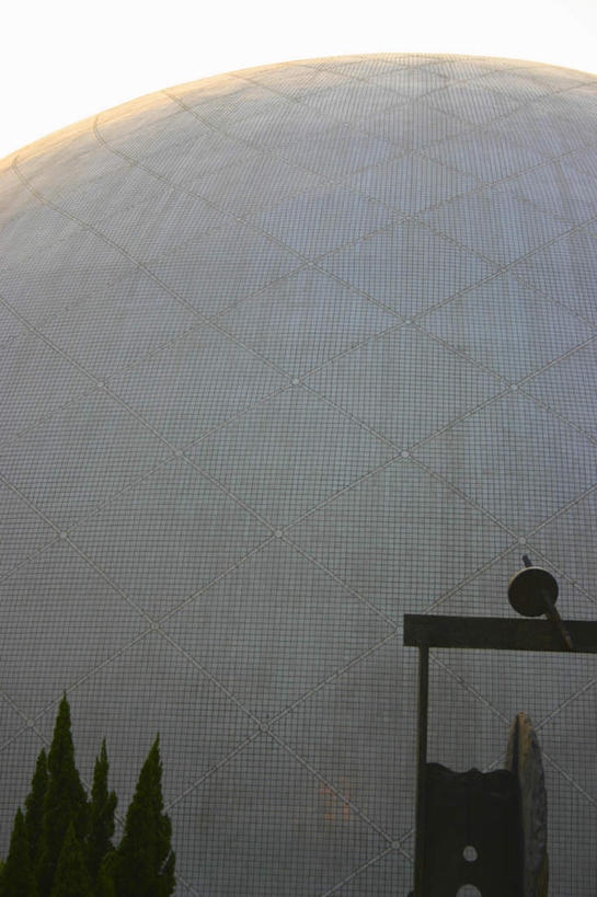 无人,高楼大厦,竖图,室外,白天,正面,旅游,度假,植物,标志建筑,大厦,地标,建筑,摩天大楼,香港,中国,亚洲,阴影,光线,圆形,影子,娱乐,建设,球,树,树木,蓝色,绿色,蓝天,天空,阳光,自然,天,享受,休闲,旅游胜地,放松,生长,晴朗,成长,港,东亚,九龙,万里无云,香港特别行政区,港澳台,中华人民共和国,九龙半岛,晴空,晴空万里,彩图,大楼,高层建筑,高楼,摩天楼