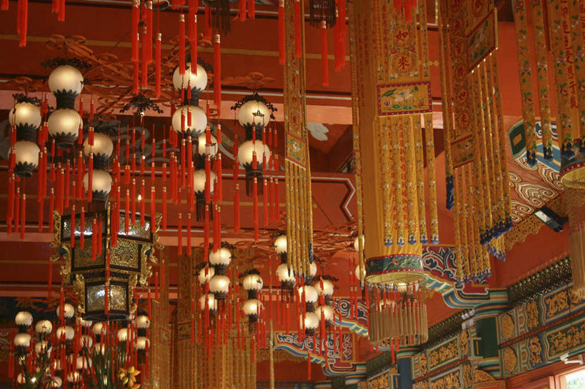 无人,寺庙,横图,室内,白天,仰视,旅游,度假,名胜古迹,楼梯,标志建筑,地标,建筑,照明,香港,中国,亚洲,吊挂,悬挂,节日,遗迹,装饰,灯笼,纸灯笼,阶梯,墙,燃烧,挂,古迹,文化,文物,娱乐,建设,古建筑,墙壁,墙面,台阶,香火,灯具,庙宇,祈祷,享受,休闲,健康,旅游胜地,放松,许愿,宗教,信仰,纪念,华丽,修饰,祈求,照亮,点缀,港,照明设备,古文明,东亚,大屿山,宝莲寺,香港特别行政区,港澳台,中华人民共和国,衬托,美观,雅致,雅观,宝莲禅寺,大濠岛,荃湾区,平安,彩图,低角度拍摄,庙,寺