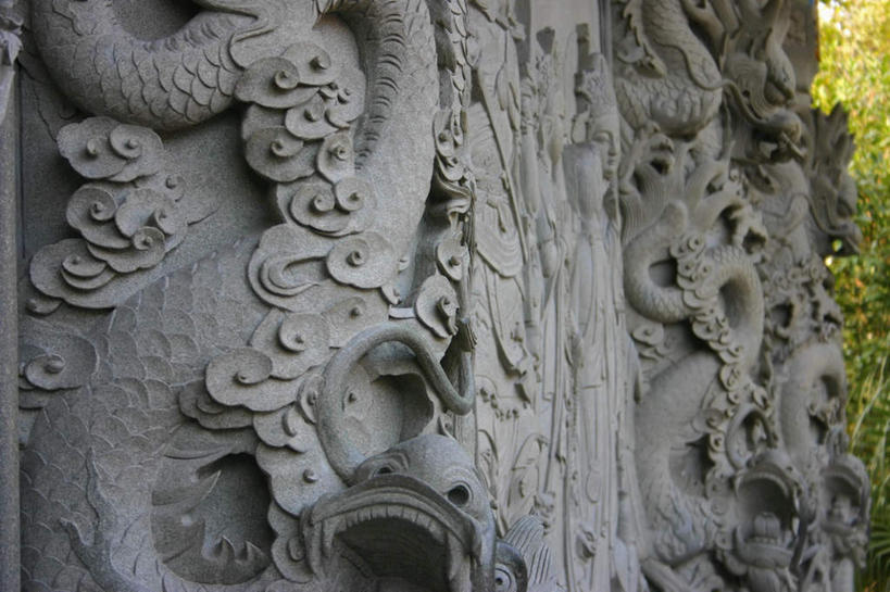 无人,横图,室外,白天,正面,旅游,度假,成功,名胜古迹,植物,标志建筑,地标,建筑,雕塑,香港,中国,亚洲,阴影,遗迹,艺术,装饰,光线,龙,雕刻,雕像,影子,古迹,文物,娱乐,建设,古建筑,石雕,树,树木,绿色,阳光,自然,工艺品,享受,休闲,旅游胜地,放松,生长,成长,纪念,美术,港,高贵,主题,图腾,传说,陈列,古文明,东亚,大屿山,宝莲寺,香港特别行政区,港澳台,中华人民共和国,功能,美学,祥瑞,灵兽,权势,尊荣,宝莲禅寺,大濠岛,荃湾区,幸运,彩图