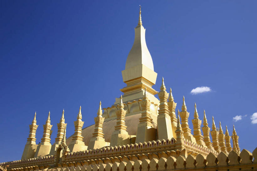 无人,寺庙,横图,室外,白天,仰视,旅游,度假,名胜古迹,标志建筑,地标,建筑,老挝,亚洲,阴影,节日,遗迹,光线,影子,屋顶,云,云朵,首都,燃烧,云彩,顶棚,古迹,文化,文物,娱乐,建设,古建筑,蓝色,白云,蓝天,天空,阳光,香火,庙宇,天,祈祷,享受,休闲,健康,金色,旅游胜地,放松,许愿,宗教,东南亚,信仰,晴朗,纪念,祈求,古文明,万象,塔銮,老挝人民民主共和国,平安,晴空,彩图,低角度拍摄,庙,寺