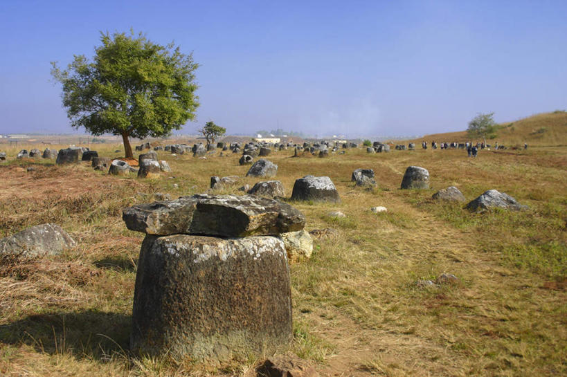 无人,横图,室外,白天,正面,旅游,度假,草地,草坪,石头,名胜古迹,植物,标志建筑,地标,建筑,老挝,亚洲,阴影,遗迹,光线,石子,影子,古迹,文物,娱乐,建设,古建筑,草,树,树木,蓝色,绿色,蓝天,天空,阳光,自然,天,享受,休闲,旅游胜地,放松,东南亚,生长,晴朗,成长,古文明,万里无云,丰沙湾,老挝人民民主共和国,石块,岩石,晴空,晴空万里,彩图,上寮