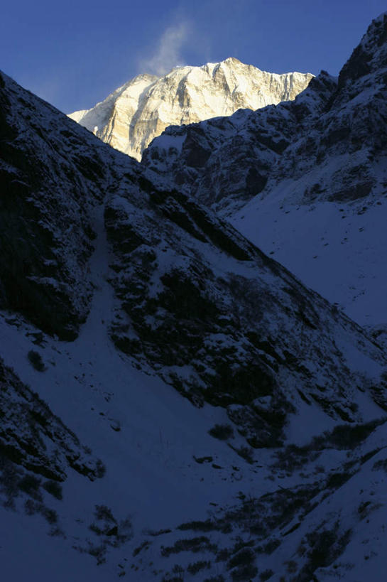 无人,竖图,室外,白天,仰视,旅游,度假,美景,山,雪,雪山,大雪,尼泊尔,亚洲,阴影,光线,影子,冰,积雪,景观,山峰,雪景,冬季,冬天,山峦,娱乐,蓝色,蓝天,天空,阳光,自然,天,享受,休闲,景色,放松,寒冷,晴朗,冰冷,自然风光,南亚,万里无云,喜马拉雅山脉,安纳普尔纳峰,尼泊尔王国,喜马拉雅山,严寒,喜马拉雅,冰凉,酷寒,凛冽,凛凛,极冷,库塘峰,晴空,晴空万里,彩图,低角度拍摄