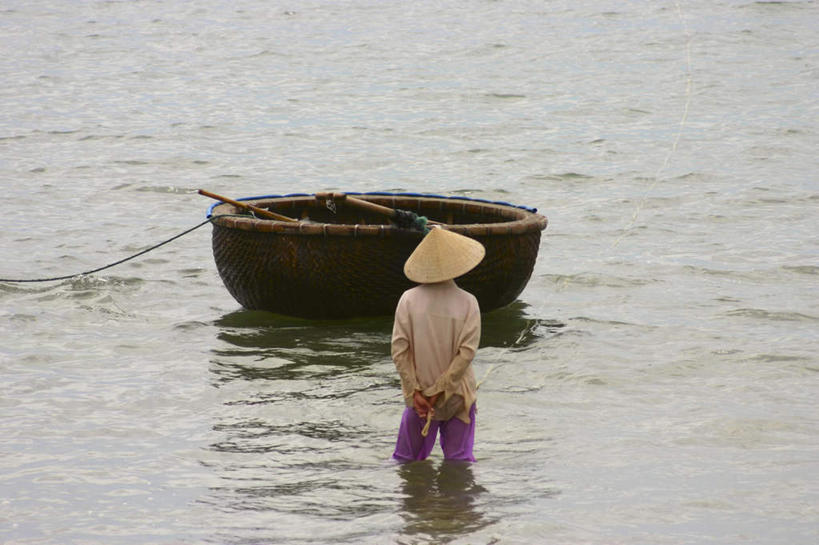 东方人,一个人,站,横图,室外,白天,河流,水,船,帽子,越南,亚洲,仅一个男性,仅一个人,仅一个中年男性,握,阴影,波纹,服装,光线,草帽,影子,河水,水流,木船,涟漪,休闲装,黄种人,背面,衣服,倒影,水纹,阳光,绳子,交通工具,波浪,站着,休闲,休闲服,握着,服饰,东南亚,绳索,倒映,舟,载具,背手,越南社会主义共和国,会安,水晕,一顶,反照,男人,男性,中年男性,亚洲人,站立,彩图,全身