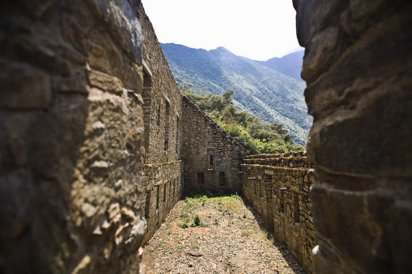 无人,横图,室外,白天,正面,旅游,度假,石头,名胜古迹,山,山脉,标志建筑,道路,地标,建筑,路,秘鲁,阴影,遗迹,光线,石子,影子,墙,山峰,小路,交通,山峦,古迹,文物,娱乐,建设,古建筑,墙壁,墙面,蓝色,蓝天,天空,阳光,群山,天,享受,休闲,旅游胜地,南美,放松,晴朗,南美洲,拉丁美洲,美洲,古文明,万里无云,秘鲁共和国,马丘比丘,亚美利加洲,南亚美利加洲,玉米之仓,马丘比丘遗址,失落之城,印加帝国,石块,岩石,晴空,晴空万里,彩图