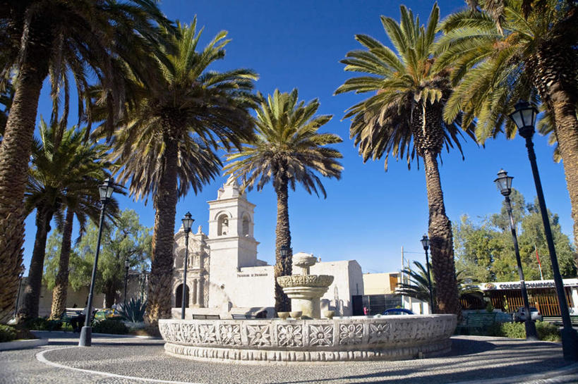 无人,教堂,横图,室外,白天,仰视,旅游,度假,植物,标志建筑,地标,建筑,路灯,喷泉,棕榈树,叶子,照明,秘鲁,阴影,节日,光线,影子,景观,灯光,绿叶,文化,娱乐,建设,灯,树,树木,蓝色,绿色,蓝天,天空,阳光,自然,天,品味,祈祷,享受,休闲,健康,嫩叶,旅游胜地,南美,放松,许愿,宗教,信仰,生长,晴朗,成长,纪念,祈求,照亮,南美洲,照明设备,拉丁美洲,美洲,水景,信念,棕榈叶,万里无云,秘鲁共和国,阿雷基帕,亚美利加洲,美观,南亚美利加洲,玉米之仓,阿雷基帕省,平安,设计,叶,叶片,晴空,晴空万里,彩图,低角度拍摄,大教堂,礼拜堂