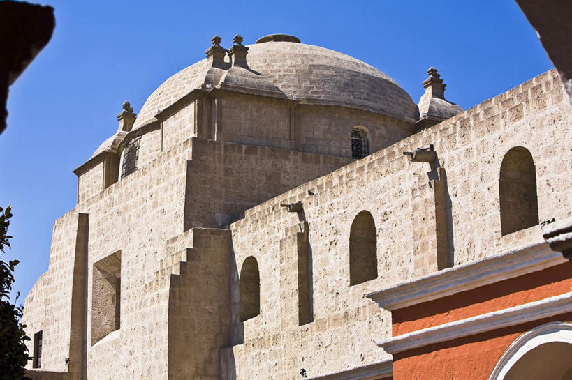 无人,横图,室外,白天,仰视,旅游,度假,标志建筑,地标,建筑,秘鲁,阴影,节日,光线,影子,墙,文化,娱乐,建设,墙壁,墙面,蓝色,蓝天,天空,阳光,天,祈祷,享受,休闲,健康,旅游胜地,南美,放松,许愿,宗教,信仰,晴朗,纪念,祈求,南美洲,基督教,拉丁美洲,天主教,修道院,美洲,信念,万里无云,秘鲁共和国,阿雷基帕,亚美利加洲,南亚美利加洲,玉米之仓,阿雷基帕省,神学院,修院,隐修院,平安,晴空,晴空万里,彩图,低角度拍摄