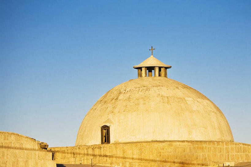 无人,教堂,横图,室外,白天,仰视,旅游,度假,标志建筑,地标,建筑,秘鲁,阴影,节日,光线,十字架,影子,屋顶,顶棚,文化,娱乐,建设,蓝色,蓝天,天空,阳光,天,祈祷,享受,休闲,健康,金色,旅游胜地,南美,放松,许愿,宗教,信仰,晴朗,纪念,祈求,南美洲,拉丁美洲,美洲,信念,万里无云,秘鲁共和国,阿雷基帕,亚美利加洲,南亚美利加洲,玉米之仓,阿雷基帕省,平安,晴空,晴空万里,彩图,低角度拍摄,大教堂,礼拜堂