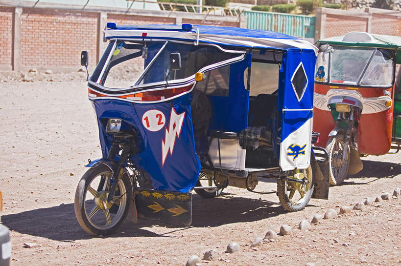 无人,横图,室外,白天,正面,度假,美景,城市风光,城市,道路,路,公路,秘鲁,两辆,阴影,光线,影子,墙,景观,三轮车,交通,娱乐,墙壁,墙面,车,脚踏车,阳光,交通工具,享受,休闲,景色,南美,放松,南美洲,拉丁美洲,载具,美洲,秘鲁共和国,阿雷基帕,亚美利加洲,南亚美利加洲,玉米之仓,阿雷基帕省,马路,彩图