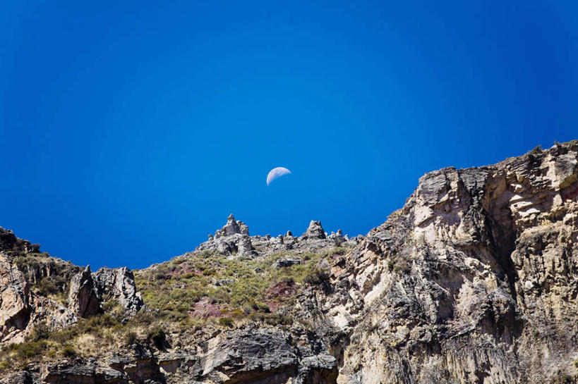 无人,横图,室外,白天,仰视,旅游,度假,草地,草坪,石头,美景,名胜古迹,山,山脉,植物,标志建筑,地标,建筑,秘鲁,遗迹,石子,景观,山峰,月亮,山峦,月光,古迹,文物,娱乐,建设,古建筑,草,绿色,自然,群山,享受,休闲,旅游胜地,景色,南美,放松,明亮,南美洲,拉丁美洲,自然风光,美洲,古文明,秘鲁共和国,阿雷基帕,亚美利加洲,南亚美利加洲,皎洁,玉米之仓,阿雷基帕省,石块,岩石,彩图,低角度拍摄