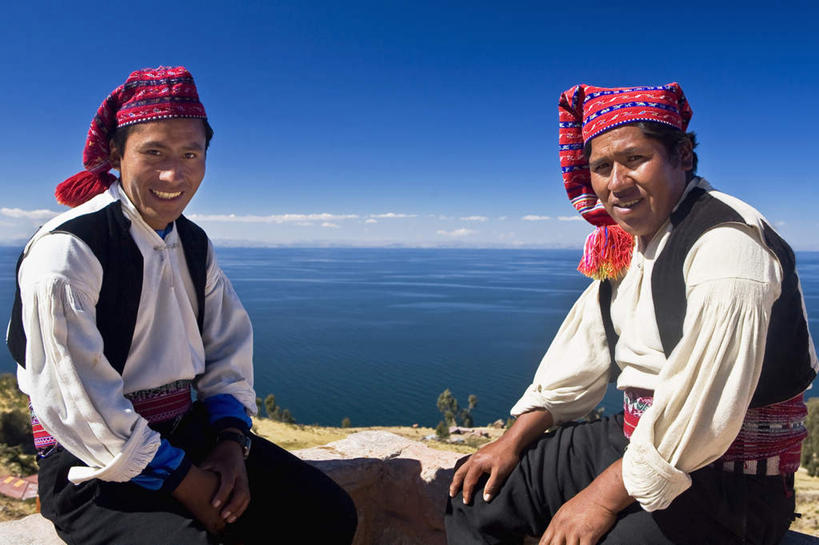 西方人,两个人,伙伴,朋友,坐,笑,微笑,露齿笑,横图,室外,白天,正面,民族服装,友谊,海浪,海洋,欧洲,秘鲁,欧洲人,阴影,光线,头巾,影子,墙,浪花,水平线,云,云朵,辽阔,海平线,云彩,扭头,注视,墙壁,墙面,红色,蓝色,白云,蓝天,天空,阳光,海水,天,观察,看,转头,广阔,南美,搭,晴朗,观看,一望无际,察看,南美洲,拉丁美洲,搭着,关注,美洲,海景,秘鲁共和国,普诺,塔基列岛,亚美利加洲,南亚美利加洲,玉米之仓,无边无际,一马平川,普诺省,友情,男人,男性,年轻男性,白种人,大海,风浪,海,海水的波动,近岸浪,涌浪,晴空,坐着,半身,彩图,传统服装,民俗服,水天相接,水天一线