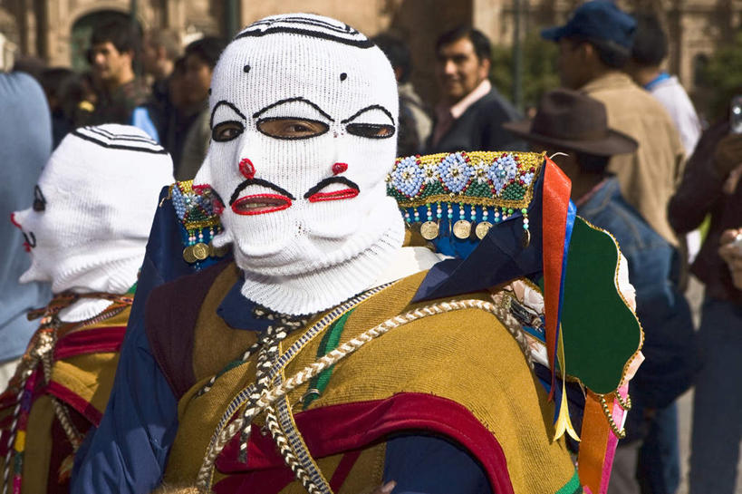 西方人,站,走,横图,室外,白天,正面,民族服装,欧洲,欧洲人,行人,游客,游人,阴影,装饰,光线,面具,影子,许多人,注视,路人,旅客,白色,阳光,观察,看,站着,一群人,观看,华丽,修饰,点缀,察看,关注,衬托,美观,雅致,雅观,过客,男人,男性,女人,女性,中年男性,中年女性,白种人,步行,散步,站立,走路,半身,彩图,传统服装,民俗服