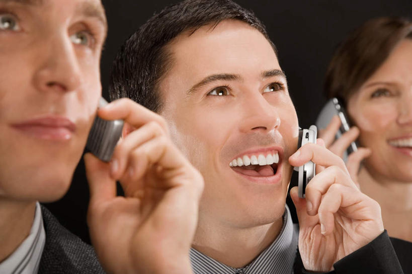 西方人,脸,头,脸颊,三个人,同事,商务人士,商务男性,商务女性,站,笑,打电话,微笑,露齿笑,横图,室内,特写,白天,侧面,衬衫,成功,合作,团队,集体,信心,电话,手机,欧洲,欧洲人,一排,阴影,黑色背景,套装,朦胧,模糊,整齐,反射,影子,领带,扭头,注视,通讯设备,队伍,肩膀,排列,观察,看,站着,转头,摄影,影棚,观看,察看,领导,象征,庄重,成就,队列,关注,商务装,身份,合伙,领袖,工薪阶层,正式,地位,三部,交流,男人,男性,年轻男性,年轻女性,女人,女性,白种人,头部,脸部,脸蛋,面部,白领,上班族,沟通,抬头,通话,仰头,站立,半身,彩图,影棚拍摄,衬衣,拍摄