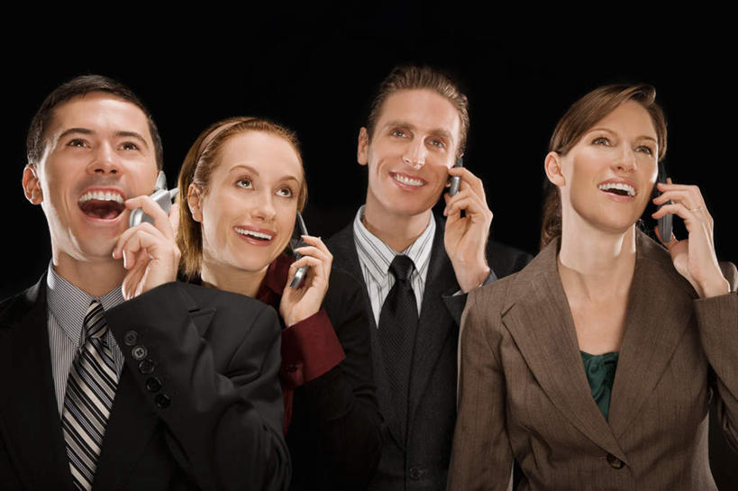 西方人,四个人,同事,商务人士,商务男性,商务女性,站,笑,打电话,微笑,露齿笑,横图,室内,白天,正面,衬衫,成功,合作,团队,集体,信心,电话,手机,欧洲,欧洲人,握,阴影,黑色背景,套装,装饰,反射,头饰,影子,领带,注视,通讯设备,队伍,发箍,发饰,饰品,观察,看,站着,握着,摄影,影棚,头箍,观看,华丽,修饰,点缀,察看,领导,象征,庄重,成就,关注,商务装,身份,合伙,领袖,发卡,工薪阶层,配饰,衬托,美观,雅致,雅观,正式,地位,四部,交流,男人,男性,年轻男性,年轻女性,女人,女性,白种人,白领,上班族,沟通,通话,站立,半身,彩图,影棚拍摄,衬衣,拍摄