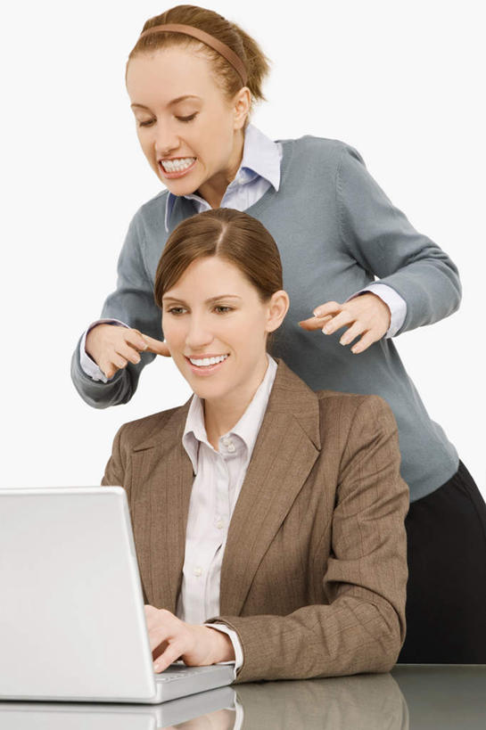 西方人,两个人,同事,商务人士,商务女性,办公室,站,坐,笑,微笑,露齿笑,竖图,室内,白天,白色背景,正面,成功,合作,团队,集体,信心,电脑,笔记本电脑,家具,桌子,欧洲,欧洲人,敲打,套装,装饰,网络,头饰,办公桌,注视,输入,通讯设备,队伍,发箍,发饰,饰品,打字,观察,看,站着,摄影,影棚,头箍,观看,点击,幽默,咬牙切齿,华丽,修饰,一台,敲击,点缀,察看,无线,领导,成就,关注,通信设备,商务装,诙谐,无线网络,合伙,领袖,发卡,无线上网,便携式电脑,工薪阶层,配饰,办公家具,衬托,美观,雅致,雅观,风趣,按键,手提电脑,年轻女性,女人,女性,白种人,白领,上班族,站立,坐着,半身,彩图,影棚拍摄,拍摄