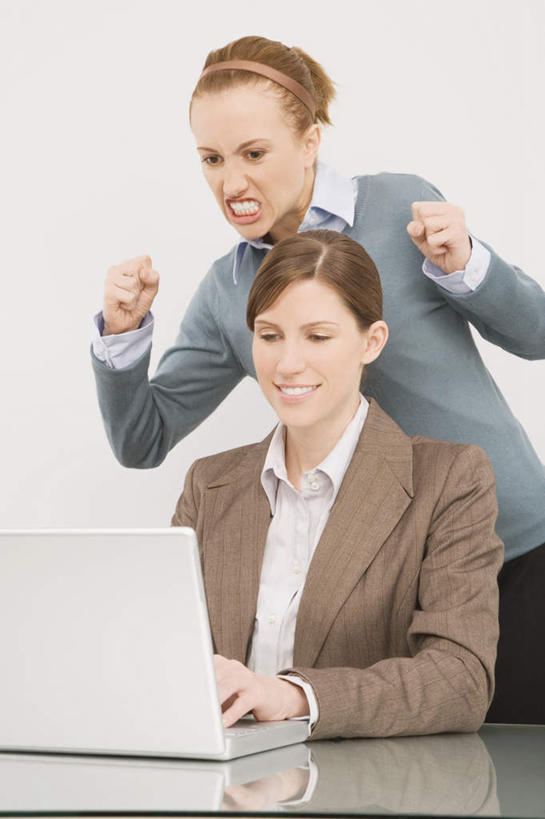 西方人,两个人,同事,商务人士,商务女性,办公室,站,坐,举,笑,微笑,露齿笑,竖图,室内,白天,白色背景,正面,成功,合作,团队,集体,信心,电脑,笔记本电脑,家具,桌子,欧洲,欧洲人,敲打,套装,装饰,网络,头饰,办公桌,注视,输入,通讯设备,队伍,发箍,发饰,饰品,打字,观察,看,托,站着,摄影,影棚,头箍,观看,点击,幽默,咬牙切齿,华丽,修饰,一台,敲击,点缀,察看,无线,领导,成就,关注,通信设备,商务装,诙谐,无线网络,合伙,领袖,发卡,无线上网,便携式电脑,工薪阶层,配饰,办公家具,衬托,美观,雅致,雅观,风趣,按键,手提电脑,年轻女性,女人,女性,白种人,白领,上班族,举起,举手,举着,向上举,向上伸,向上托,站立,坐着,半身,彩图,影棚拍摄,拍摄