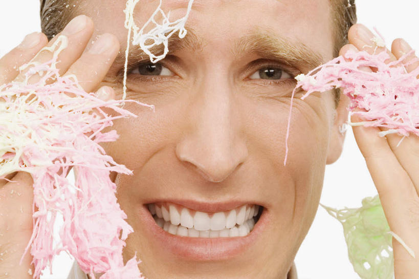 西方人,脸,头,脸颊,手,一个人,商务人士,商务男性,横图,室内,特写,白天,白色背景,正面,衬衫,欧洲,欧洲人,双手,仅一个男性,仅一个人,握,套装,装饰,粘稠,线条,领带,凌乱,注视,肩膀,仅一个年轻男性,观察,看,手部,握着,摄影,影棚,观看,咬牙切齿,华丽,修饰,点缀,察看,混乱,象征,庄重,关注,商务装,身份,工薪阶层,黏稠,衬托,美观,雅致,雅观,正式,地位,浓厚,纷乱,缭乱,庞杂,男人,男性,年轻男性,白种人,头部,脸部,脸蛋,面部,白领,上班族,半身,彩图,影棚拍摄,衬衣,拍摄