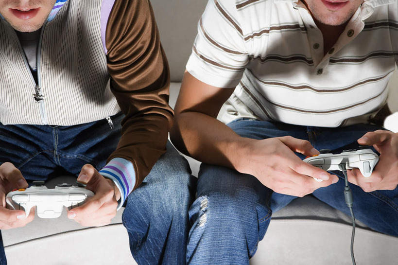 西方人,两个人,伙伴,朋友,客厅,坐,横图,室内,白天,正面,游戏,友谊,沙发,欧洲,欧洲人,握,阴影,服装,裤子,反射,影子,拿,玩,拿着,牛仔裤,休闲装,娱乐,衣服,休闲,休闲服,握着,服饰,游戏机,活动,手柄,控制,起居室,游戏手柄,发泄,消遣,智力,布艺沙发,宣泄,客堂,友情,男人,男性,年轻男性,白种人,玩耍,嬉戏,坐着,半身,彩图