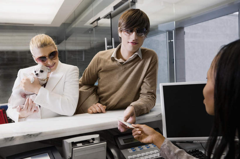 西方人,三个人,服务员,宾馆,站,抱,笑,微笑,露齿笑,横图,室内,白天,正面,爱情,电脑,显示器,鼠标,键盘,桌子,宠物,狗,欧洲,欧洲人,握,服装,网络,墨镜,眼镜,办公桌,吉娃娃,浪漫,拿,拿着,扭头,注视,休闲装,输入设备,通讯设备,一只,衣服,动物,太阳镜,太阳眼镜,观察,看,站着,转头,休闲,温暖,温馨,休闲服,房卡,台式电脑,遮阳镜,恩爱,可爱,握着,恋人,服饰,抱着,观看,和睦,察看,搂着,开启,关注,通信设备,住宿,输出设备,忠诚,芝娃娃,奇娃娃,吉娃娃犬,齐花花,保全,就寝,平安,男人,男性,年轻男性,年轻女性,女人,女性,白种人,情侣,服务生,侍者,犬,搂,搂抱,站立,半身,彩图,客店,客栈,旅店,旅馆,旅舍,汽车旅馆,伴侣,融洽