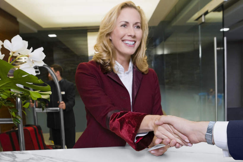 西方人,两个人,前台,服务员,宾馆,站,握手,笑,微笑,露齿笑,横图,室内,白天,正面,西装,门,桌子,照明,欧洲,欧洲人,握,套装,服装,正装,盛开,时间,时钟,手表,办公桌,灯光,拿,计时,花蕾,拿着,注视,休闲装,职业装,顶灯,灯,花,花瓣,花朵,鲜花,衣服,把手,门把手,灯具,门框,钟表,花苞,花蕊,观察,看,站着,休闲,休闲服,服务台,房卡,表,握着,服饰,观看,门把,腕表,照亮,察看,开启,照明设备,关注,住宿,保全,就寝,平安,男人,男性,女人,女性,中年男性,中年女性,白种人,服务生,侍者,钟,搀手,拉手,手拉手,手握手,站立,半身,彩图,客店,客栈,旅店,旅馆,旅舍,汽车旅馆,帮助台,呼叫台