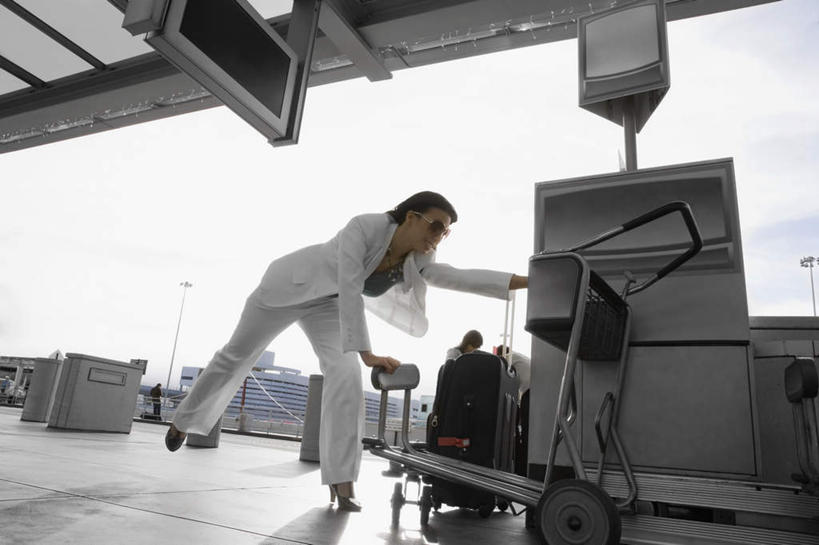 西方人,一个人,商务人士,商务女性,机场,站,横图,室外,白天,仰视,飞机场,欧洲,欧洲人,仅一个年轻女性,仅一个女性,仅一个人,撑,弯腰,阴影,套装,光线,拉杆箱,旅行箱,墨镜,眼镜,影子,云,云朵,云彩,注视,车,蓝色,白云,蓝天,天空,阳光,手推车,太阳镜,太阳眼镜,行李箱,箱子,交通工具,天,观察,看,站着,遮阳镜,行李车,晴朗,观看,出差,察看,撑着,关注,载具,商务装,工薪阶层,弯身,年轻女性,女人,女性,白种人,白领,上班族,航空站,空港,晴空,站立,彩图,低角度拍摄,全身,旅行,机场行李车