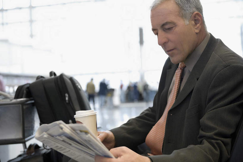 西方人,一个人,商务人士,商务男性,机场,坐,横图,室内,白天,侧面,衬衫,阅读,窗户,落地窗,飞机场,报纸,欧洲,欧洲人,仅一个男性,仅一个人,握,学习,套装,朦胧,模糊,拉杆箱,旅行箱,领带,拿,拿着,注视,玻璃窗,车,手推车,行李箱,箱子,交通工具,低头,观察,看,仅一个老年男性,浏览,握着,行李车,观看,出差,察看,象征,庄重,关注,载具,商务装,身份,工薪阶层,正式,地位,老年男性,男人,男性,白种人,白领,上班族,航空站,空港,坐着,半身,彩图,衬衣,旅行,机场行李车