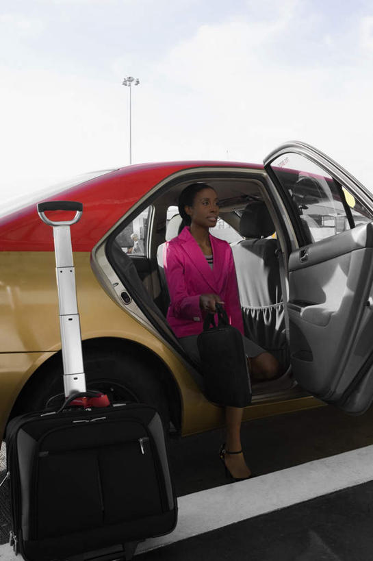 西方人,一个人,商务人士,商务女性,坐,笑,微笑,露齿笑,竖图,室外,白天,仰视,路灯,出租车,汽车,手提箱,照明,欧洲,非洲,黑人,欧洲人,仅一个年轻女性,仅一个女性,仅一个人,一辆,握,阴影,套装,光线,旅行箱,影子,云,云朵,灯光,拿,云彩,拿着,注视,车,灯,蓝色,白云,蓝天,天空,阳光,容器,行李箱,箱子,交通工具,轿车,天,观察,看,握着,晴朗,观看,储藏,出差,照亮,察看,照明设备,储存,关注,载具,的士,商务装,计程车,工薪阶层,年轻女性,女人,女性,非洲人,白领,上班族,晴空,坐着,半身,彩图,低角度拍摄,旅行,贮存