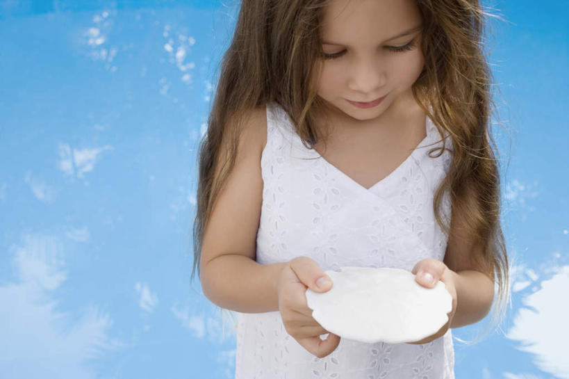 西方人,儿童,一个人,体育馆,游泳池,站,横图,俯视,室外,白天,裙子,纯洁,水,贝壳,欧洲,欧洲人,仅一个女性,仅一个人,握,波纹,连衣裙,水池,水面,涟漪,拿,拿着,注视,泳池,小孩,水纹,波浪,低头,观察,看,站着,仅一个小孩,可爱,童年,童趣,握着,观看,察看,游泳馆,关注,童真,烂漫,无邪,水晕,天真,女孩,女人,女性,白种人,孩子,贝类外壳,海螺壳,软体动物外壳,站立,半身,彩图,高角度拍摄,女生