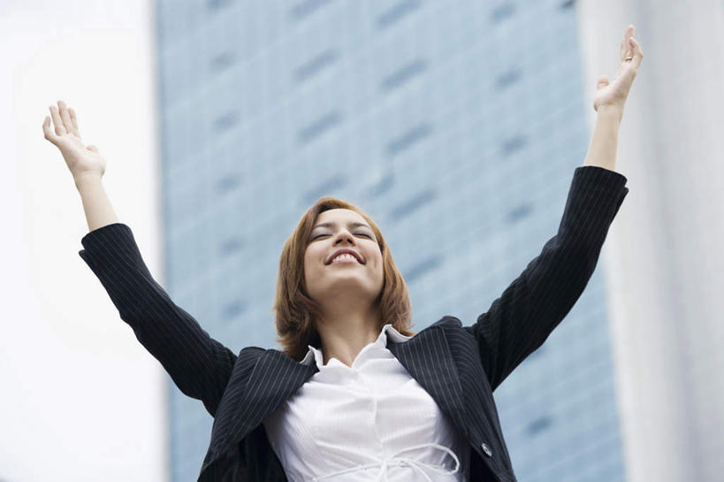 西方人,一个人,商务人士,商务女性,高楼大厦,站,举,闭眼,笑,微笑,露齿笑,横图,室外,白天,仰视,办公楼,大厦,建筑,摩天大楼,写字楼,欧洲,欧洲人,仅一个年轻女性,仅一个女性,仅一个人,套装,欢呼,朦胧,模糊,楼宇,托,站着,商务楼,喝彩,商务装,工薪阶层,年轻女性,女人,女性,白种人,白领,上班族,闭眼睛,闭着眼,闭着眼睛,举起,举手,举着,向上举,向上伸,向上托,站立,半身,彩图,低角度拍摄,大楼,高层建筑,高楼,摩天楼